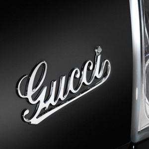 Logo de Gucci en coche