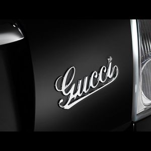 Logo de Gucci en Coche de Lujo