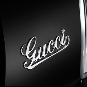 Logo de Gucci en coche de lujo
