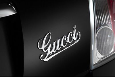 Logo de Gucci en coche de lujo