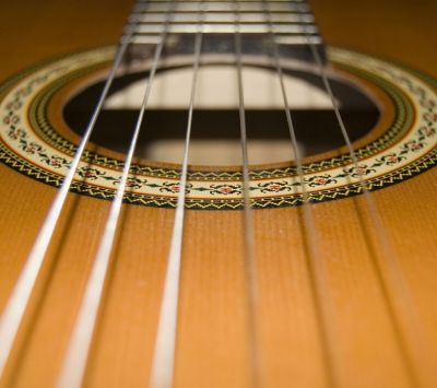 Cuerdas de guitarra en primer plano