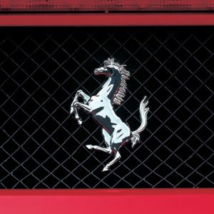 Logo de Ferrari en fondo negro