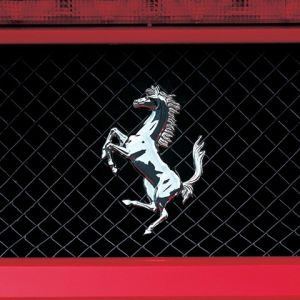 Logo de Ferrari en fondo rojo