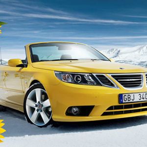 Coche Convertible Amarillo en la Naturaleza
