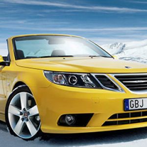 Cabriolet Saab Amarillo en la Nieve