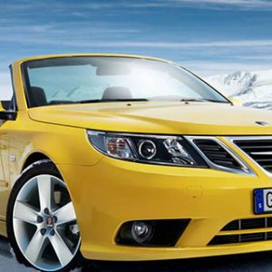 Cabriolet Saab Amarillo en la Nieve