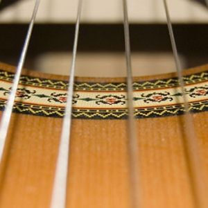 Primer plano de cuerdas de guitarra