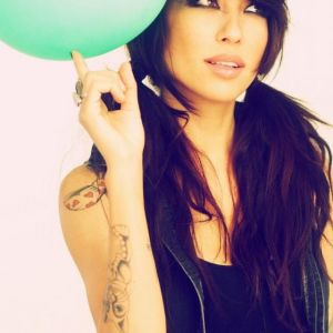 Chica Estilosa con Globo