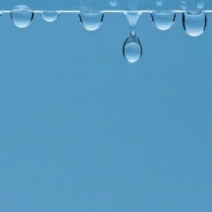 Gotas de agua sobre fondo azul