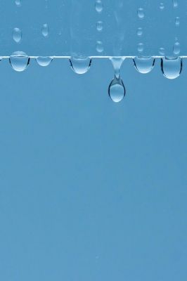 Gotas de agua sobre fondo azul