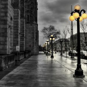 Calle Urbana al Anochecer