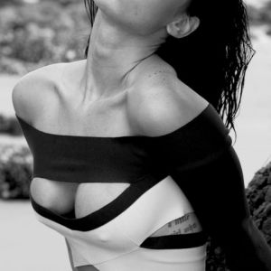 Retrato Elegante en Blanco y Negro