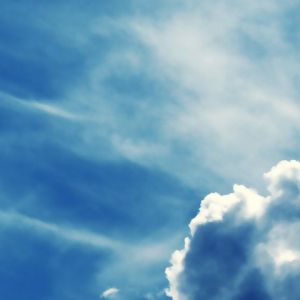 Cielo Azul y Nubes