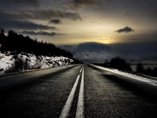 Camino escénico al atardecer