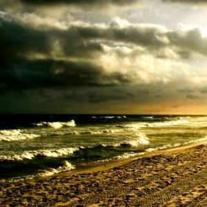 Atardecer Dramático en la Playa