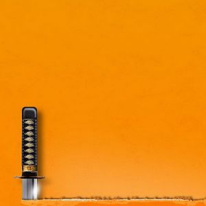 Katana sobre fondo naranja