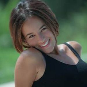 Chica Sonriente en la Naturaleza