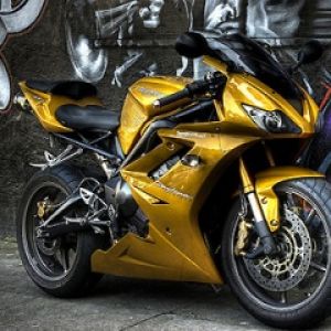 Motocicleta Dorada Estilosa