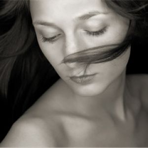Retrato Elegante en Blanco y Negro