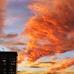 Impresionante Atardecer Sobre el Horizonte Urbano