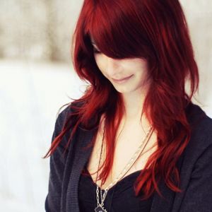 Chica de cabello rojo en invierno