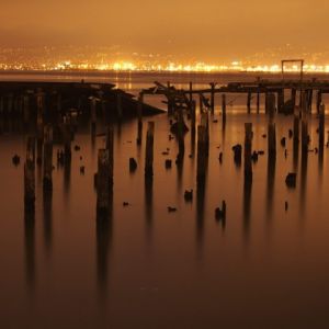 Reflejo Nocturno de un Lago Sereno