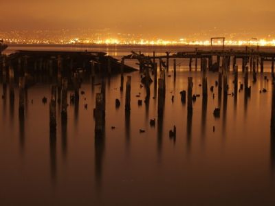 Reflejo Nocturno de un Lago Sereno