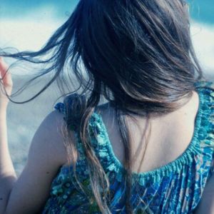 Chica junto al Mar