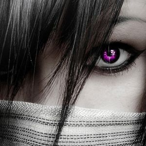 Chica Misteriosa con Ojo Púrpura