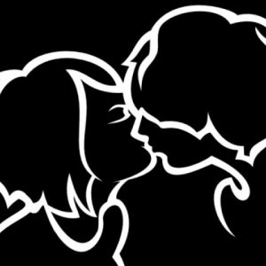 Silhouette de un beso romántico