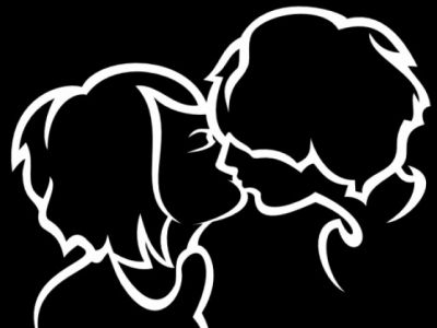 Silhouette de un beso romántico