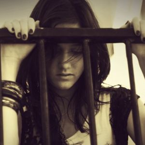 Chica Emocional Detrás de las Rejas