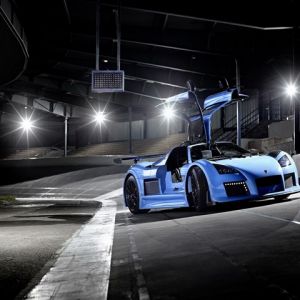 Coche Deportivo Azul de Noche