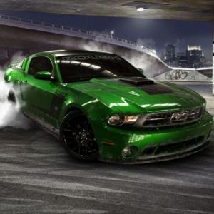 Coche Muscle Verde en Acción