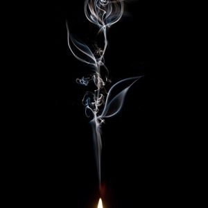 Arte de rosa de humo y vela