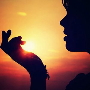 Silueta de una Chica al Atardecer