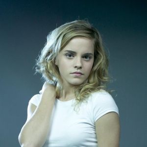 Retrato Glamuroso de una Joven Mujer