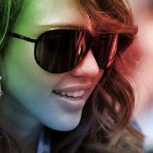 Chica con Gafas de Sol Estilizadas