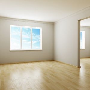 Habitación Vacía y Brillante con Ventanas