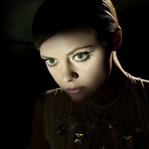 Retrato dramático de una mujer