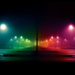 Luces de Calle Coloridas en la Niebla