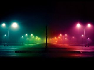 Luces de Calle Coloridas en la Niebla