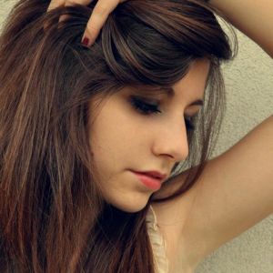 Retrato Elegante de una Joven Mujer