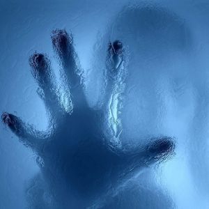 Mano Misteriosa Detrás del Vidrio