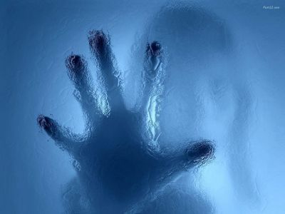 Mano Misteriosa Detrás del Vidrio
