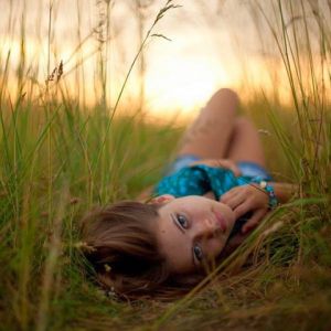 Chica en la Naturaleza al Atardecer