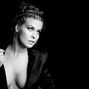 Retrato Elegante en Blanco y Negro