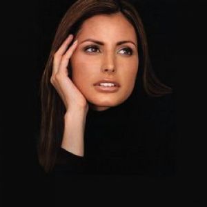 Retrato Elegante de una Mujer
