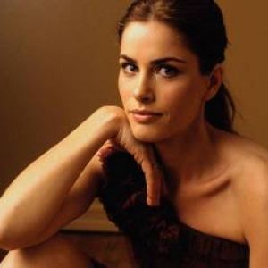 Retrato Elegante de una Mujer