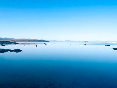 Paisaje del Lago Azul Sereno